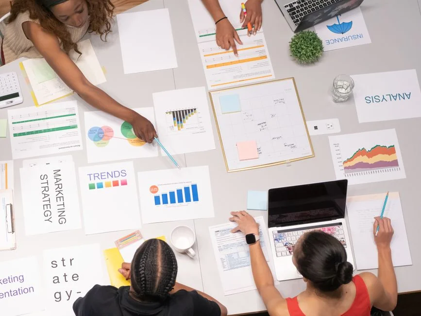 Vue rapprochée d’un document de stratégie marketing posé sur un bureau, idéale pour du contenu professionnel.